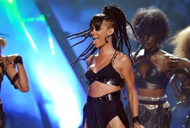 Rihanna - Performing at American Idol Grand Finale Display