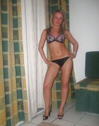 Ein junges geiles Paar fotografiert die intimen Spiele