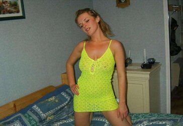Caroline en tenue jaune