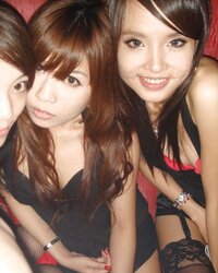 7 Japanese-Femmes in the club