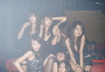 7 Japanese-Femmes in the club