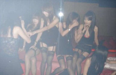 7 Japanese-Femmes in the club