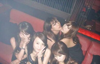 7 Japanese-Femmes in the club