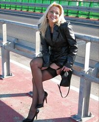 Blondie displays her gams in tights