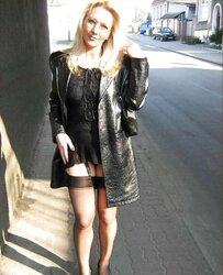 Blondie displays her gams in tights