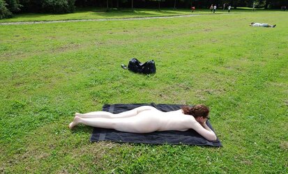 Nackt im Stadtpark, naked public park