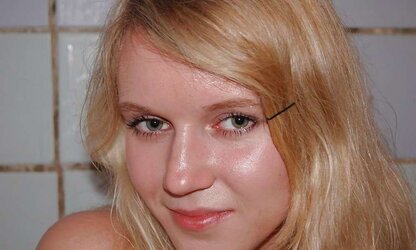 Bombshell Blond Uber-Sexy Bootie