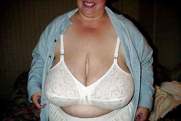 GIANT HOOTER-SLING FOR AMPLE BRA-STUFFERS - mature and mummy