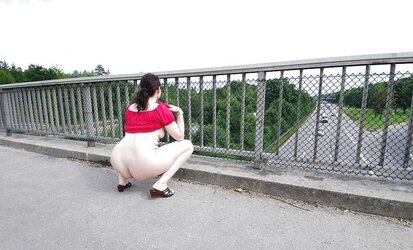 Zeigegeil auf der Autobahnbruecke