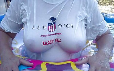 Klaus steht auf nasse T-Tee-Shirts - beim gefunden