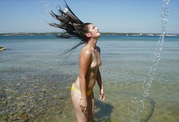 Sans Bra femmes taunting