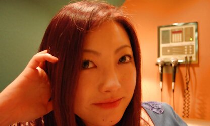 Une jeune japonaise qui aime sucer et se mettre un gode