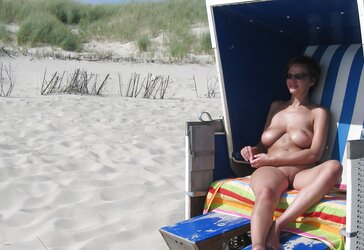 Reife Frau am Strand