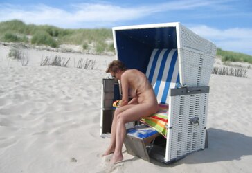 Reife Frau am Strand