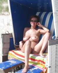 Reife Frau am Strand