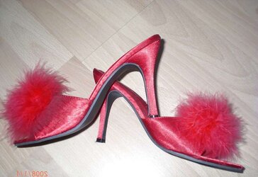 Super-Hot feather mules