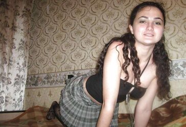 RUSSIAN DAME POSING FOR BOYFRIEND