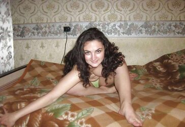 RUSSIAN DAME POSING FOR BOYFRIEND