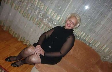 Russian mature dame with super-sexy gams!