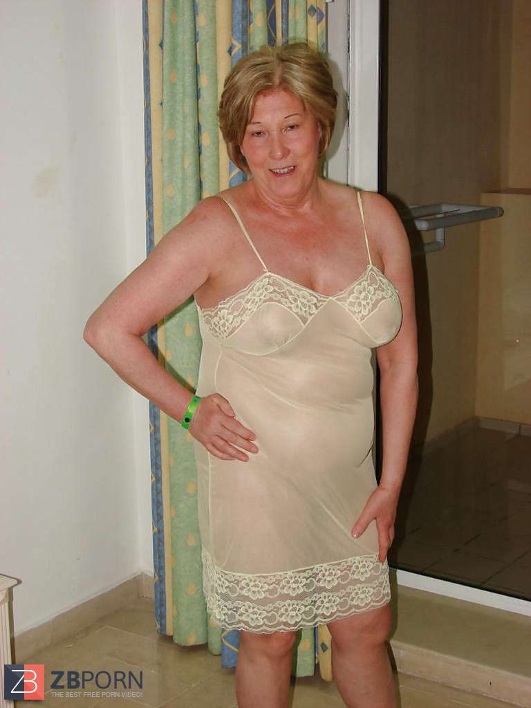 Granny in nightie - ZB Porn