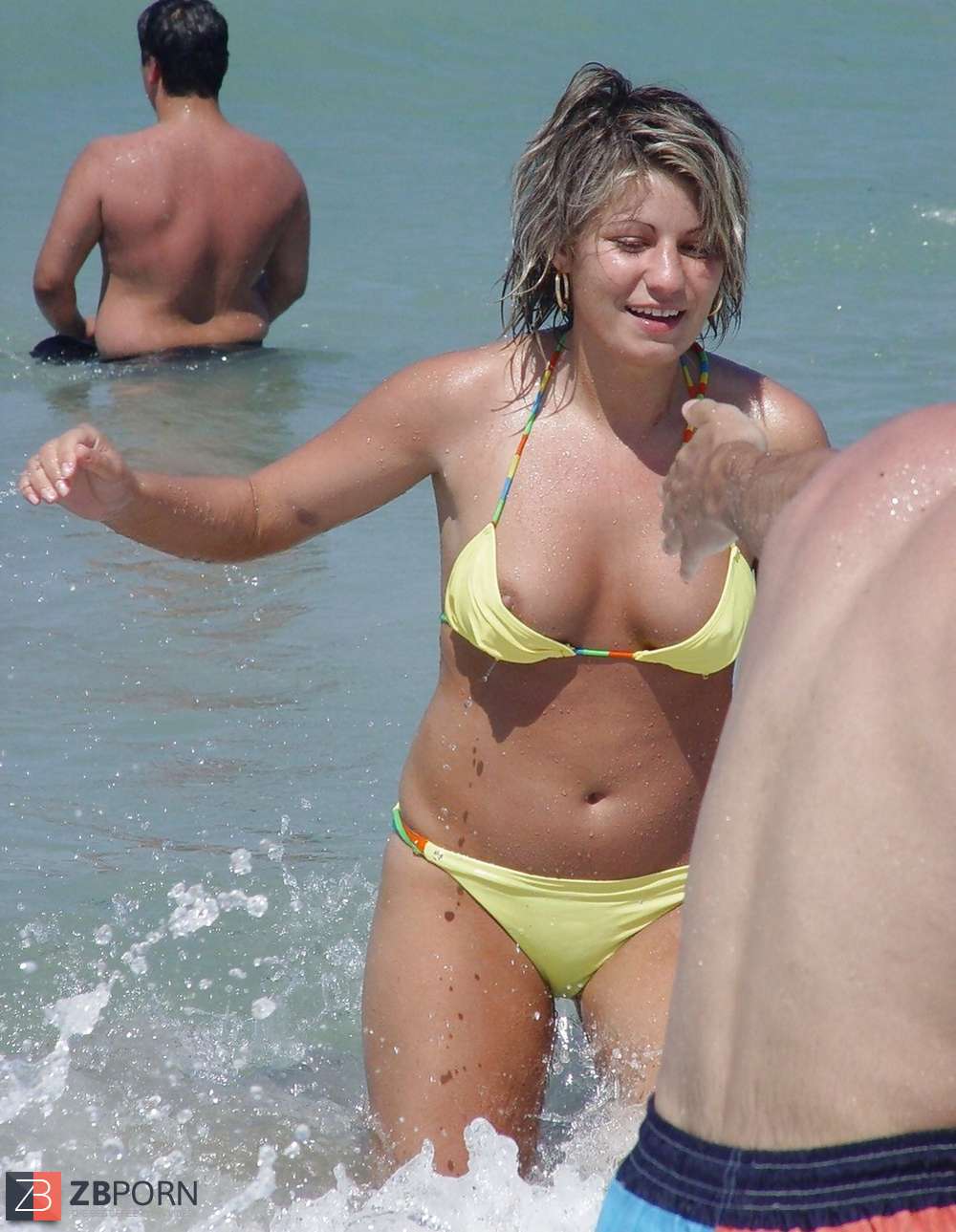 Remarkable Beach Nipslip by Voyeur TROC - ZB Porn