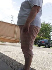 Una Abuela Gorda con Pantalon Rosa