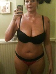 Buxom mature dame selfshot