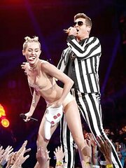 Miley Cyrus VMAS 2013: Bands A Make Her Dance!