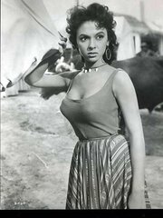 Rita Moreno---non naked